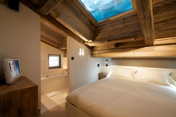 Alpen Chalet Cyanella sovrum takfönster-vita sängkläder