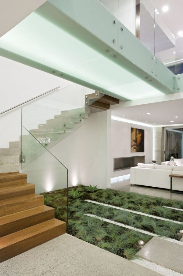 puristisk inredning-ekologisk trend-inomhus trädgård interiör trappor trä frostat glas bro