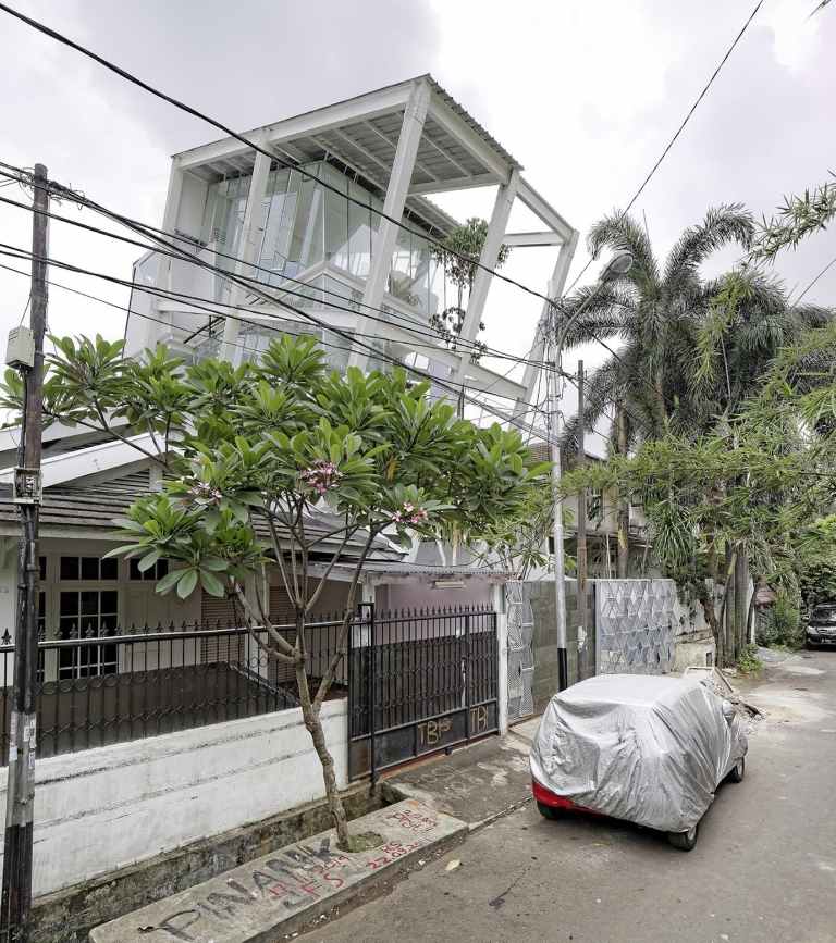 modernt hus i Jakarta vitt och glas