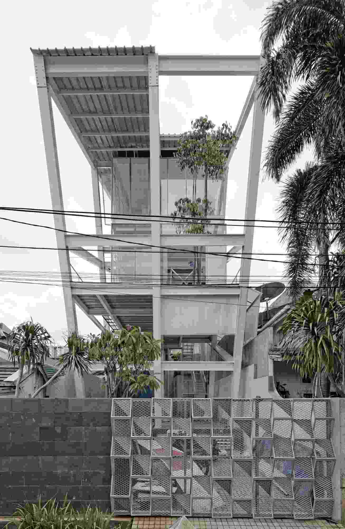 sluttande hus i Jakarta fasad stålram