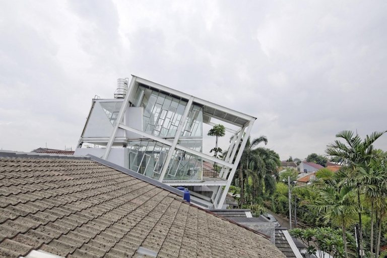 sluttande hus i Jakarta utsikt från utsidan