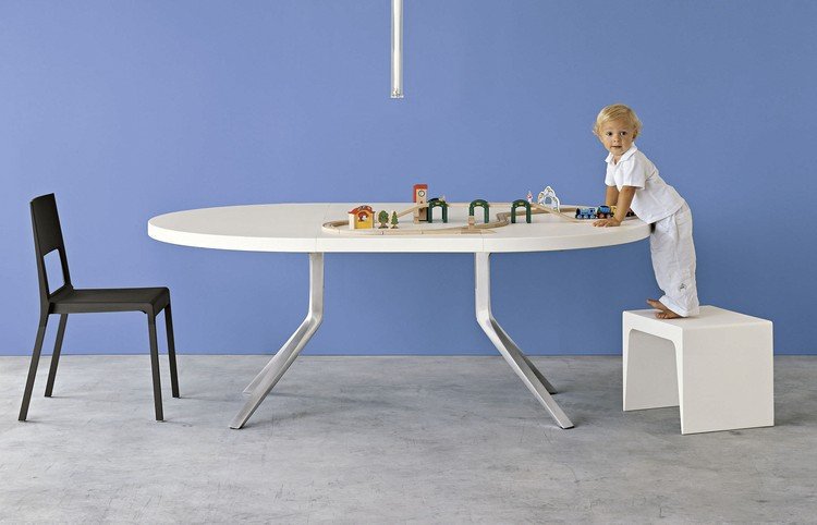runda-matbord-moderna-utdragbara-vitmetallben-OOPS-Monica-Graffeo