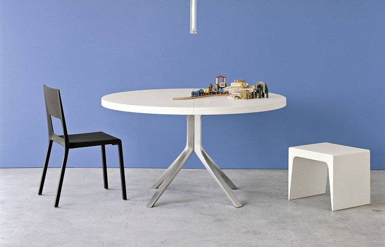 runda matbord-moderna-utdragbara-metall-ben-vit-bordsskiva-OOPS-Monica-Graffeo