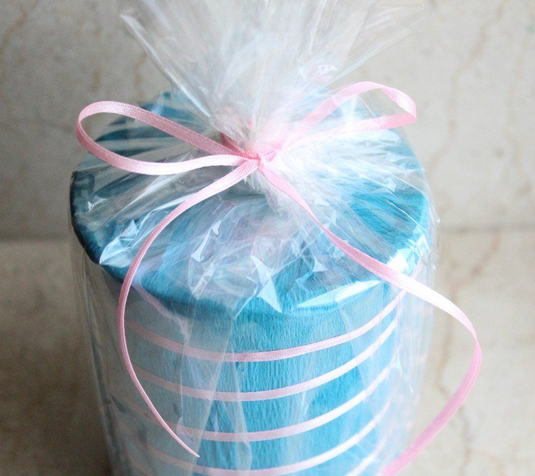 rund-present-inslagning-crepe-papper-cellofan-present-inslagning-idé