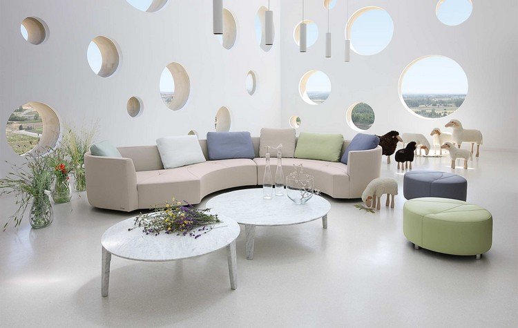 runda soffor-moderna-modulära-grädde-kuddar-pastellfärger-runda-soffbord-marmor-look