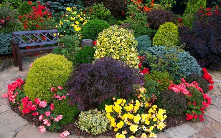 Plantera en rund säng med blommor och buskar