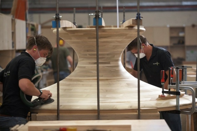 stabil designer matbord trä tillverkningsprocess