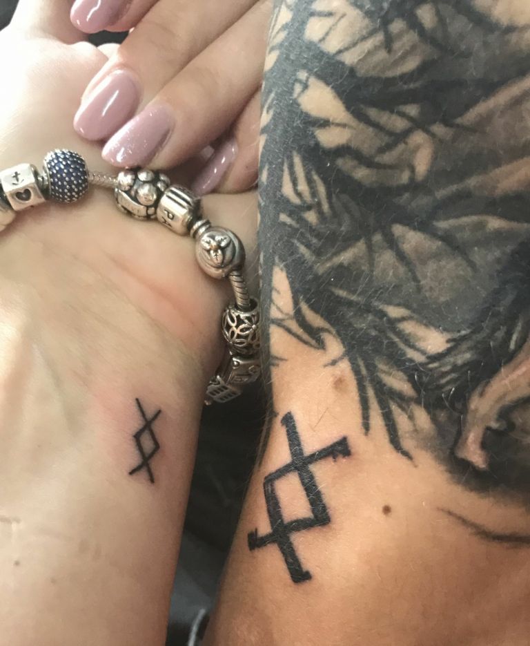 Inguz nordic runic tattoos handleds tatuering design för kvinnor liten