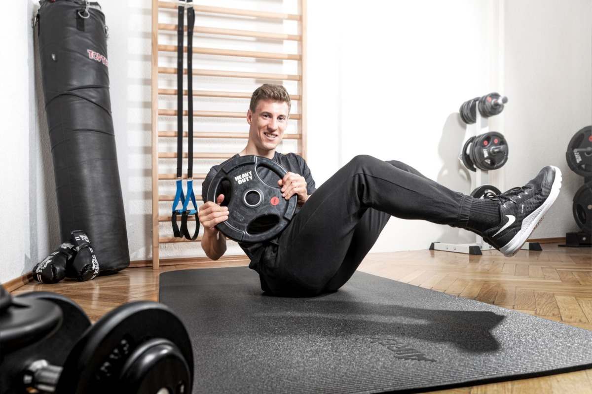 mannen använder vikt för att utföra ryska twist i gymmet