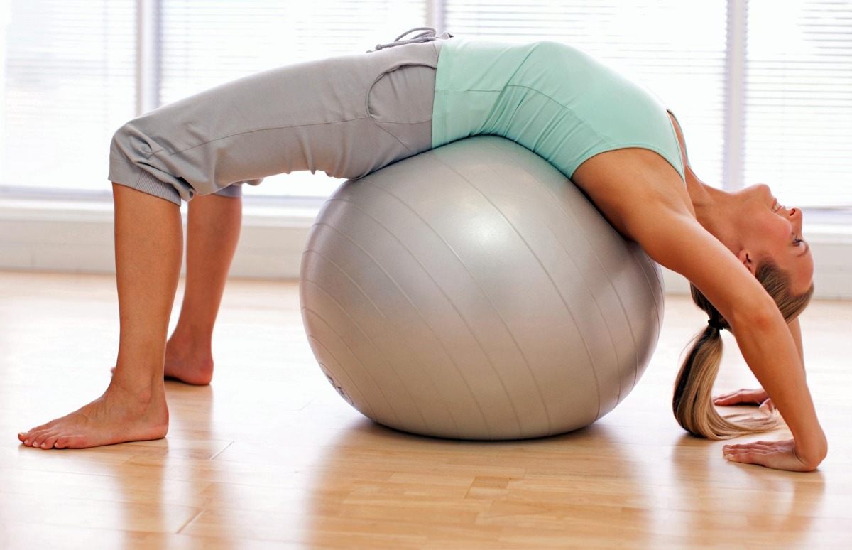 Bygg upp magmusklerna med övningar och träningsboll