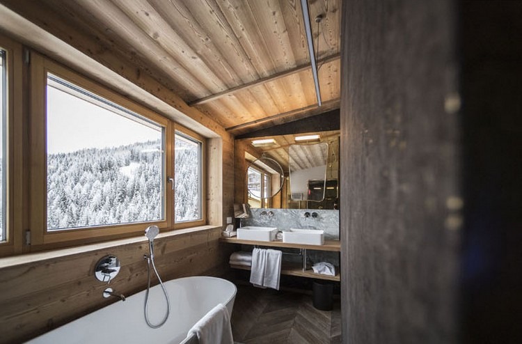 Rustikt inrett badrum med utsikt över Alperna