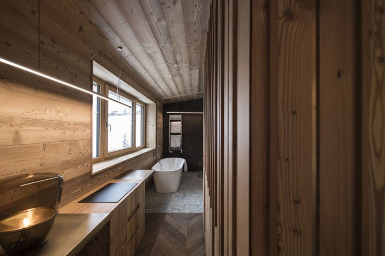 rustikt badrum träpanel fristående badkar