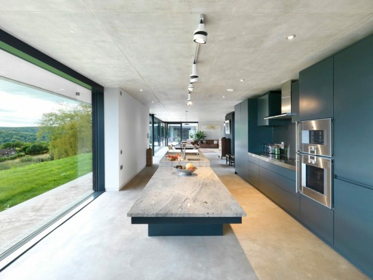 rustika möbler-kök-minimalistisk-inredning-blå-grå-skåp-bänkskiva i natursten
