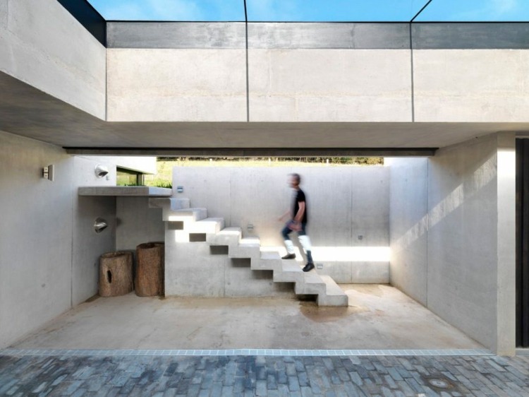 rustika-möbler-trappor-betong-stenläggning-betong-väggar