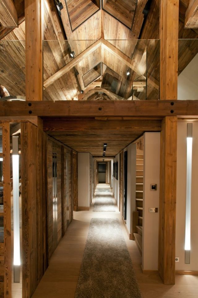 två våningar duplex lägenhet-trä balkar rustik trappa