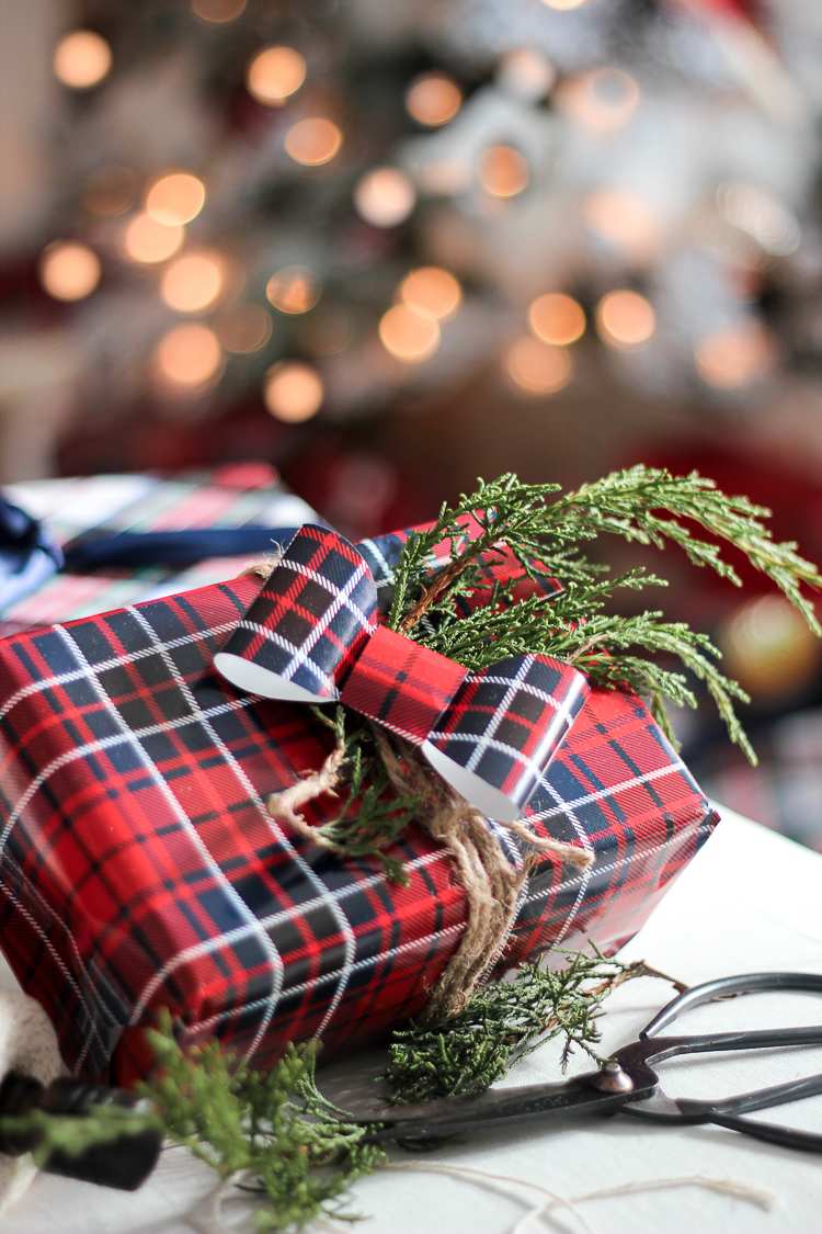 Slå in din julklapp med rutigt omslagspapper i rött och svart
