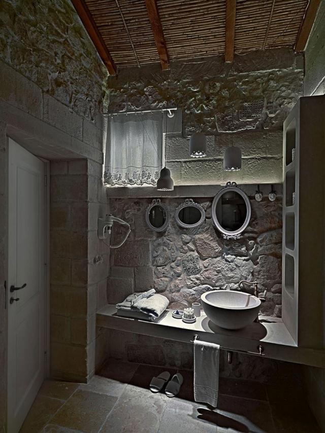 Relais-Masseria-Capasa-familjerum-badrum-vägg spegel-bänkskåp