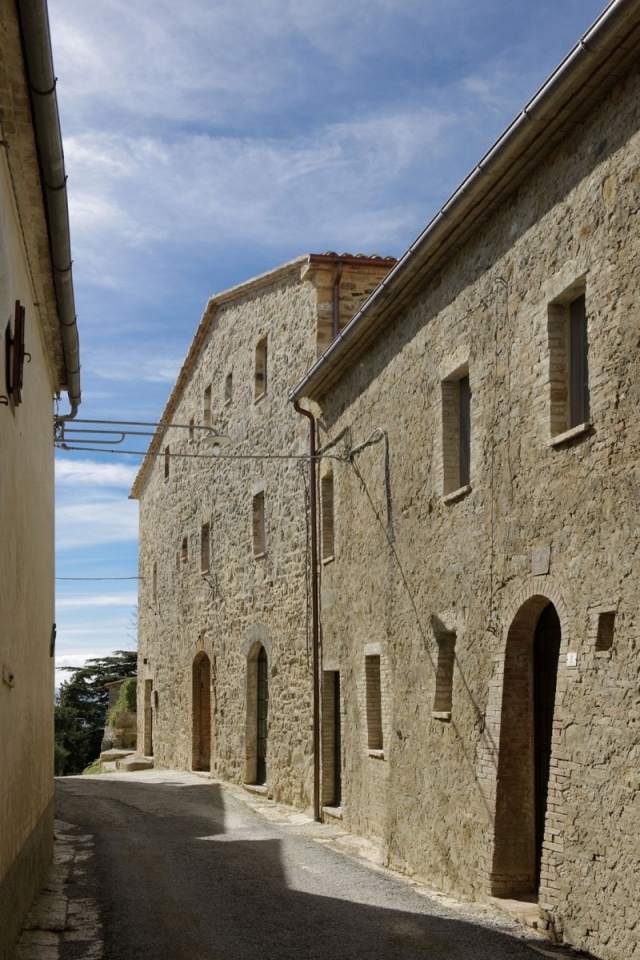 Medeltida plats hus-restaurerade Toscana-typiska fasader Monteverdi-Hotel
