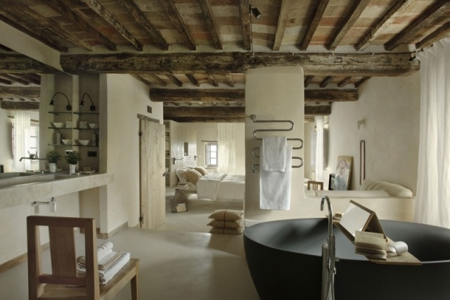 Loft vardagsrum rustikt hotell Monteverdi-öppet badkar svart-metall-handdukstork
