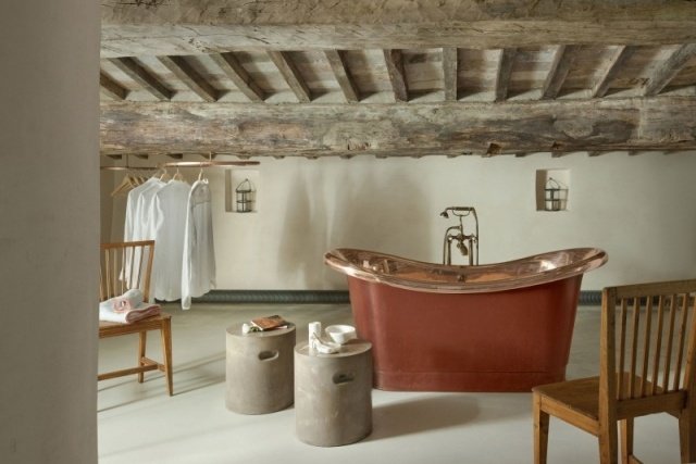 badrumsdesign interiör-fristående badkar bar rustik träpall-Monteverdi-hotell