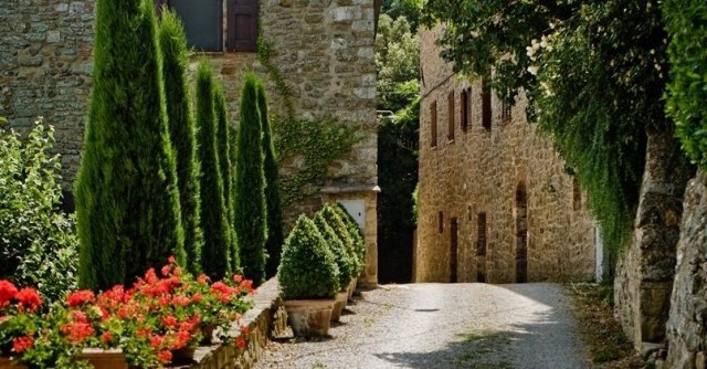 restaurerad medeltida by restaurerade hus stenfasader Toscana