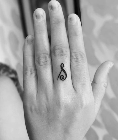 S Alkuperäinen tatuointisuunnittelu sormella
