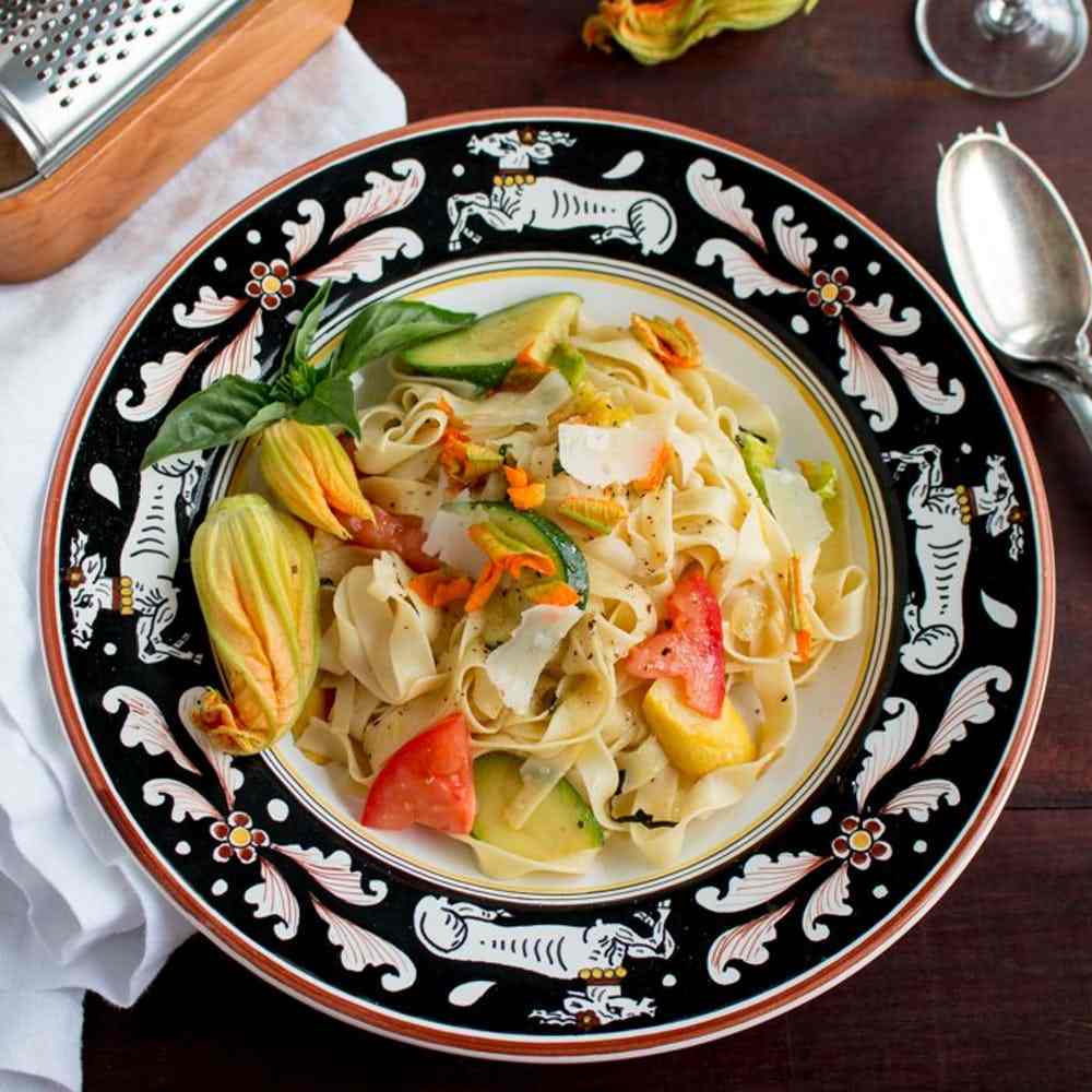 Förbered saffranrecept tagliatelle själv gurka tomater