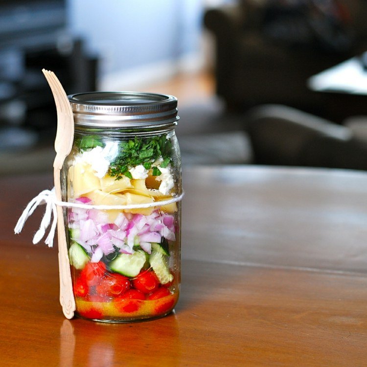 sallad i en trägaffel i glas-lunch-middag-idé-grönsaker-lök