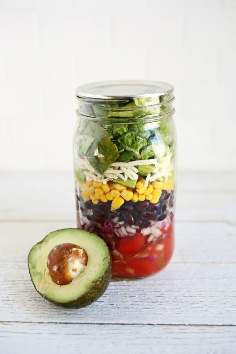 sallad-glas-svarta-bönor-avokado-majstomater