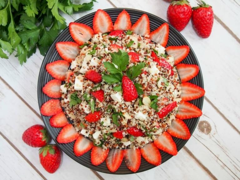 Quinoasallad med jordgubbar som recept för sommaren
