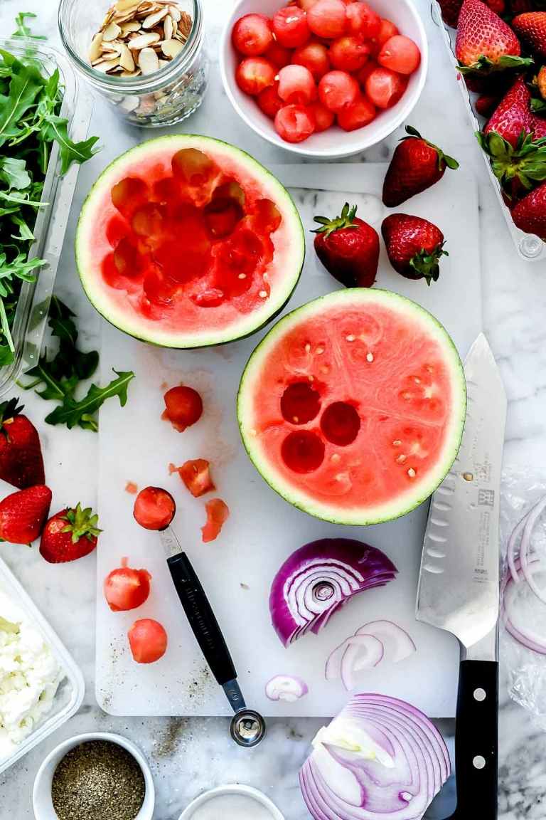 Forma vattenmelonen till bollar för en dekorativ effekt i salladen
