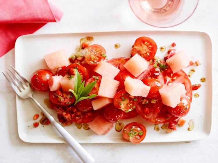 Sallad med vattenmelon -recept-tomater-jordgubbar-örter