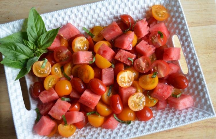 Sallad med vattenmelonrecept-körsbärstomater-basilika