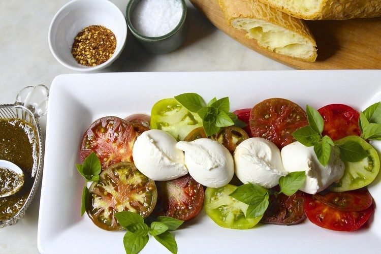 tomatsallad mozzarella burrata basilikablad