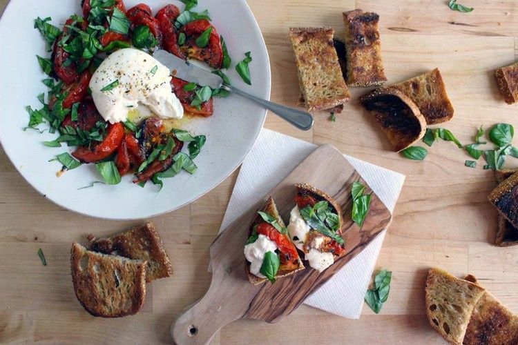 salladsrecept rostade tomater basilika burrata vitlökskål