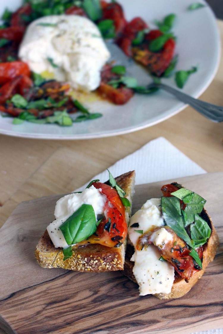 varm sallad rostad tomatburrataost
