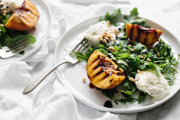 sallad grillade persikor pinjenötter mozzarella burrata arugula