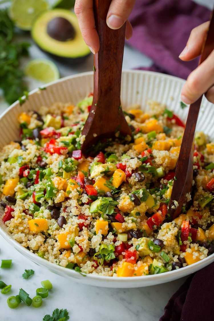 Sallader Quinoa med lågt kaloriinnehåll hälsosamma middagar för viktminskning