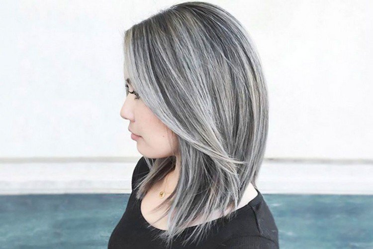 grått hår med höjdpunkter Salt och peppar hårfärg