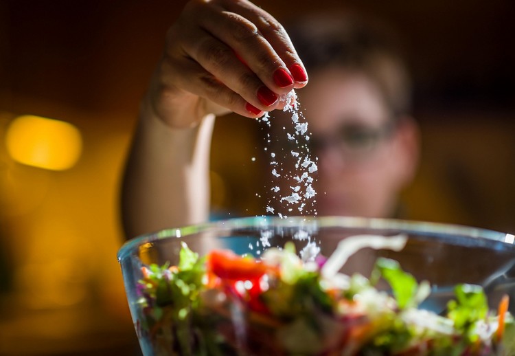 Saltfattig kost hälsosam eller farlig i jämförelse