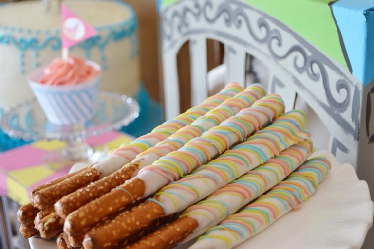 Baka kringlpinnar med chokladglasyr i regnbågsfärger till din egen fingermat till barnkalaset