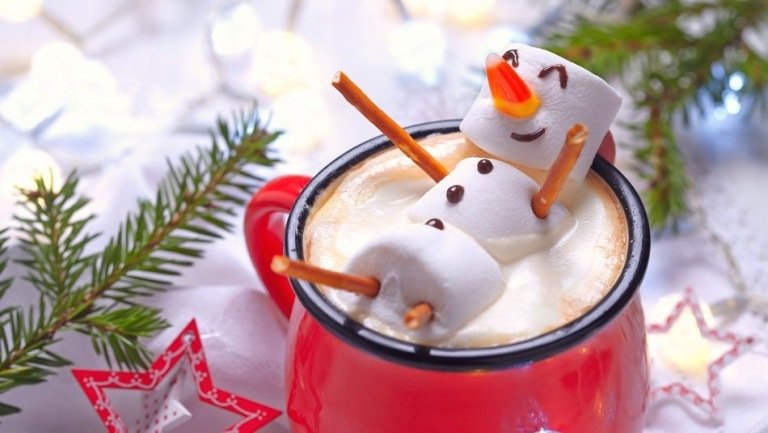 Gör en snögubbe själv av mashmallows och kringlorpinnar till jul