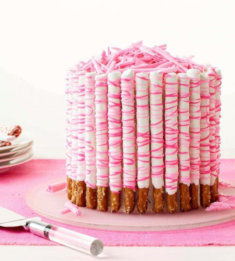 Gör dina egna födelsedagstårtspetspinnar med chokladglasyr i rosa
