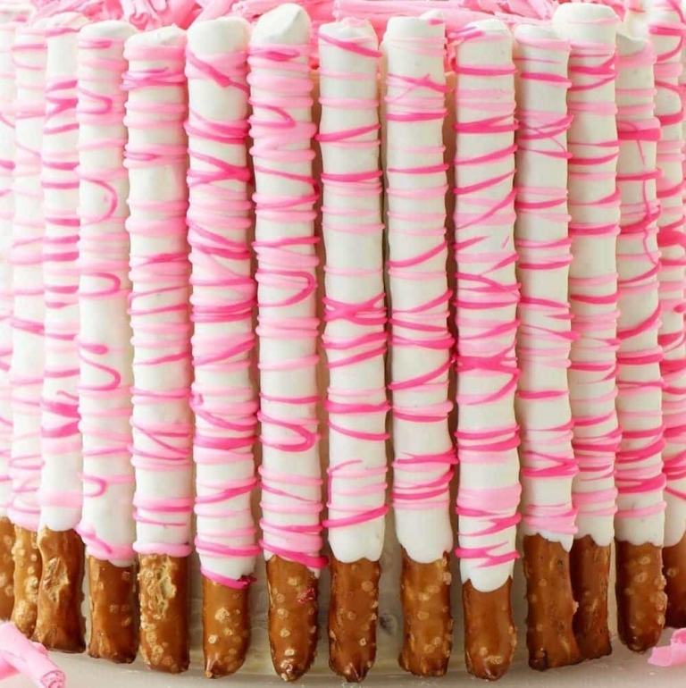 Gör födelsedagstårta med kringletpinnar med chokladglasyr själv