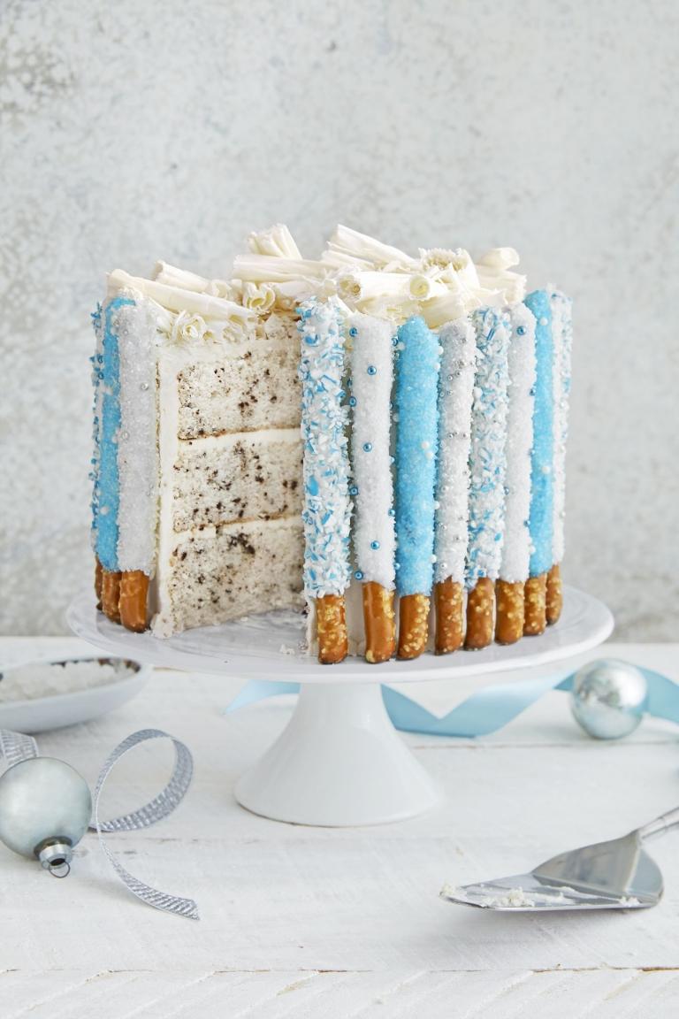 Gör en tårta med glasyr och pretzelpinnar själv ett utsökt recept på barns födelsedagstårtor