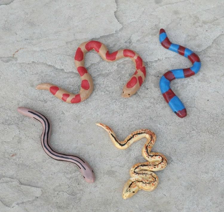 Saltdegsidéer för trädgården - att göra färgglada ormar med små barn