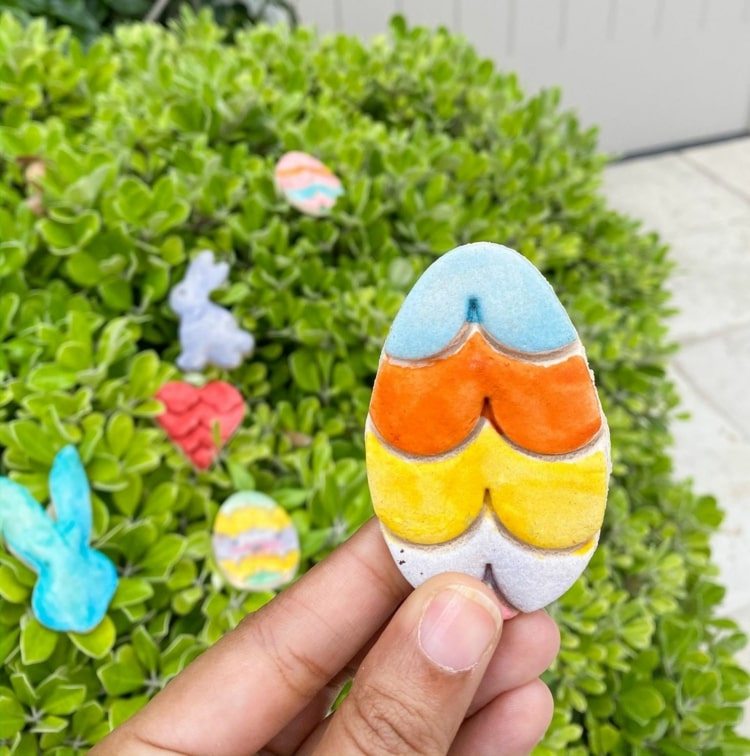 Saltdegsidéer till påsk - färgade ägg som hänge för buskar i trädgården