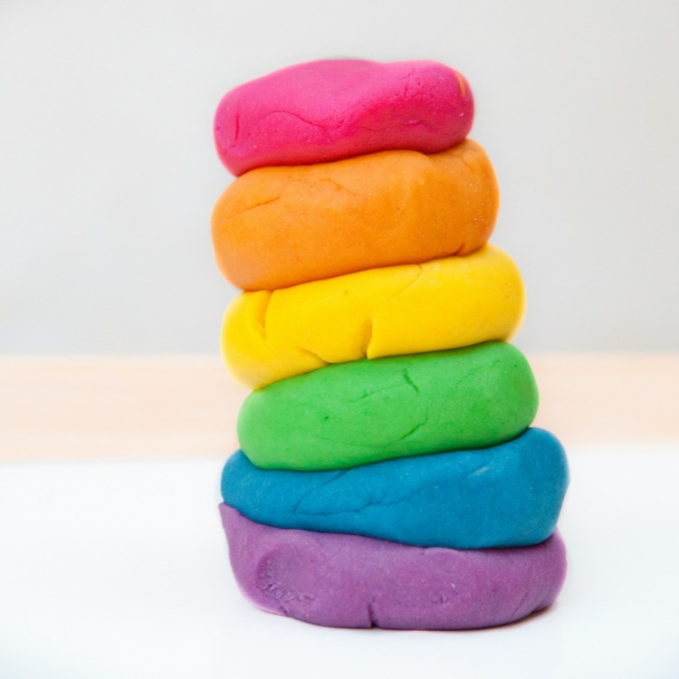 Saltdeg-idéer-färgning-fernissning-mat-färgning-regnbåge-gul-grön-lila