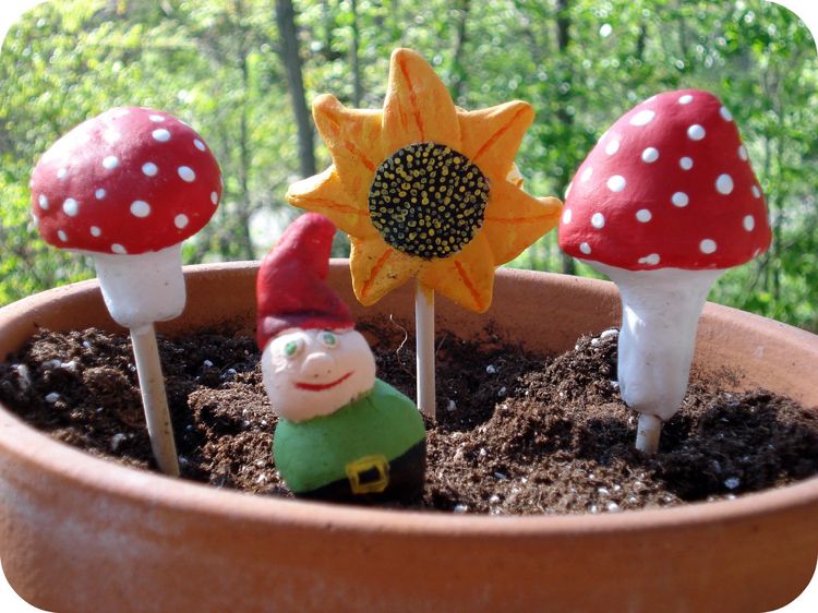 Salt deg idéer trädgårdssvampar och små dekorativa figurer i blomkrukor