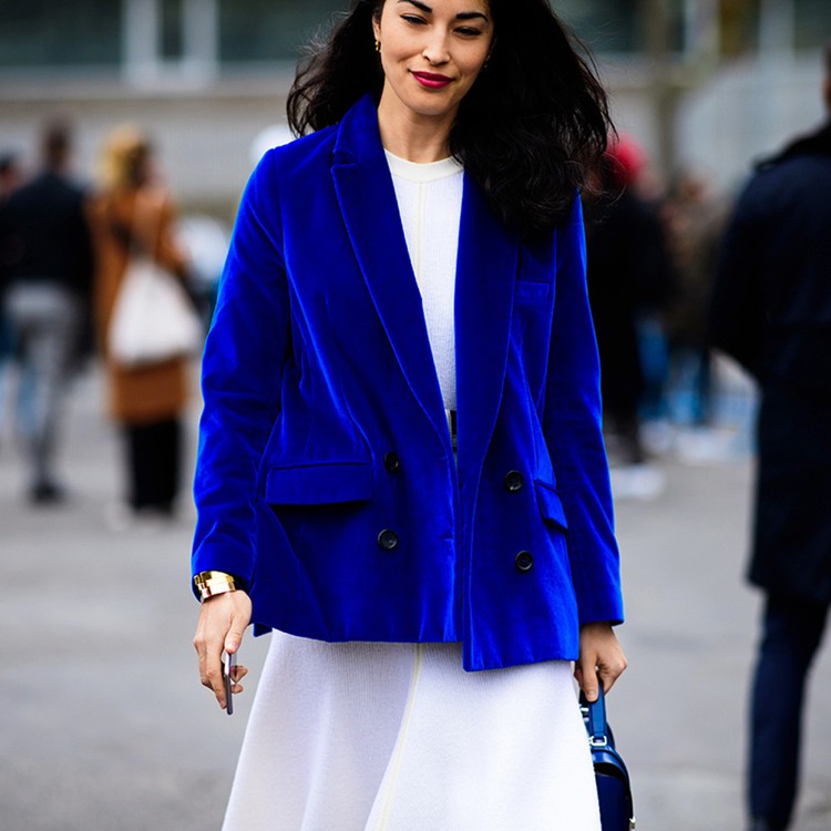 sammet blazers kombinerar blå maxi kjol vit tröja